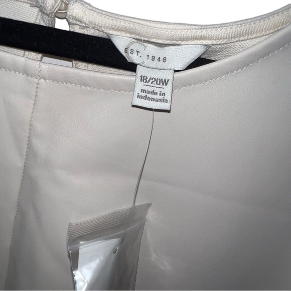 Faux Leather Crew Neck Plus Size Short Sleeve Top Size 18/20W - Picture 3 of 9